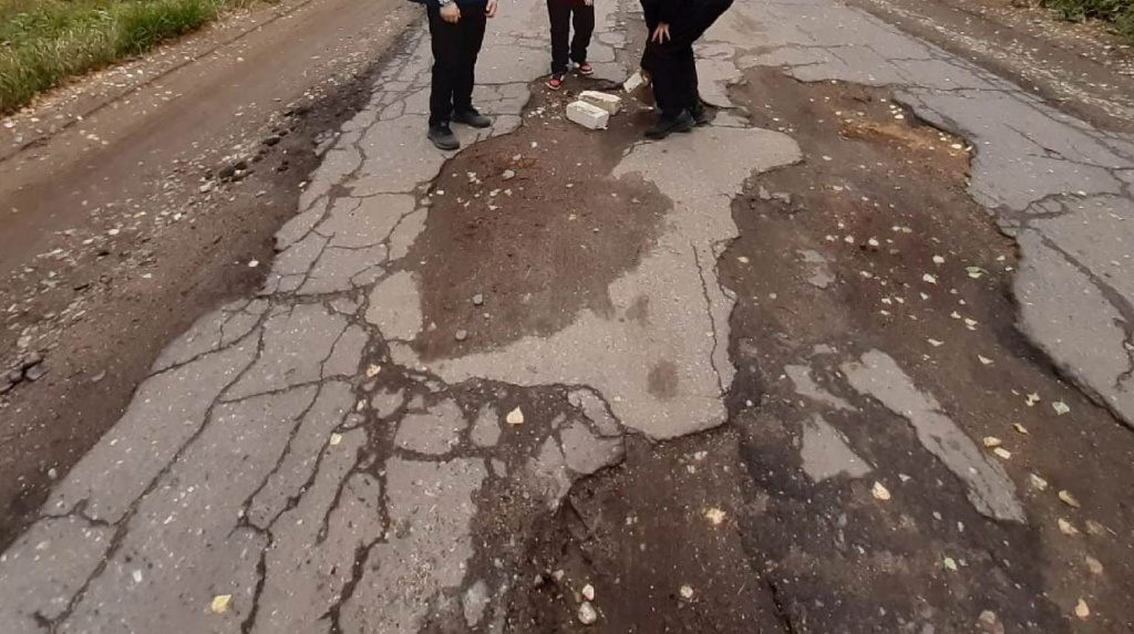 Жители деревни под Костромой жалуются на разбитую дорогу