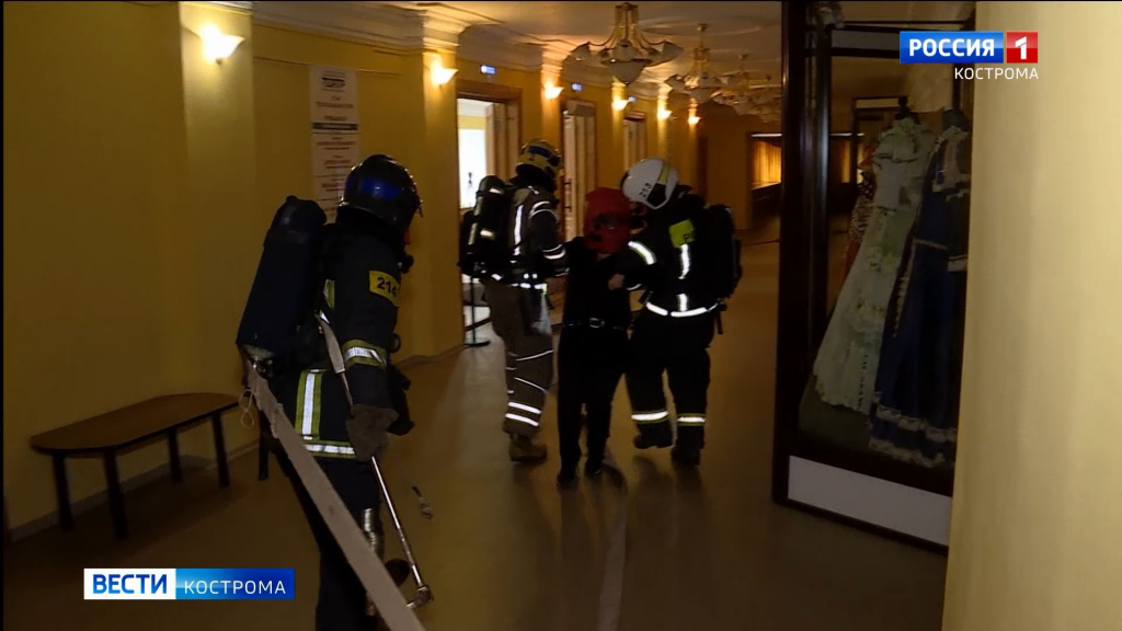 Сотрудники МЧС успешно разыграли «спектакль» с тушением пожара в костромском драмтеатре