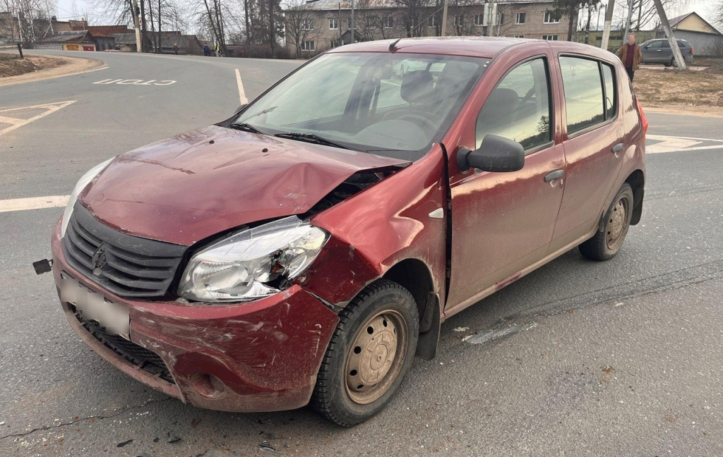 Молодая автоледи попала в жесткое ДТП на костромской трассе