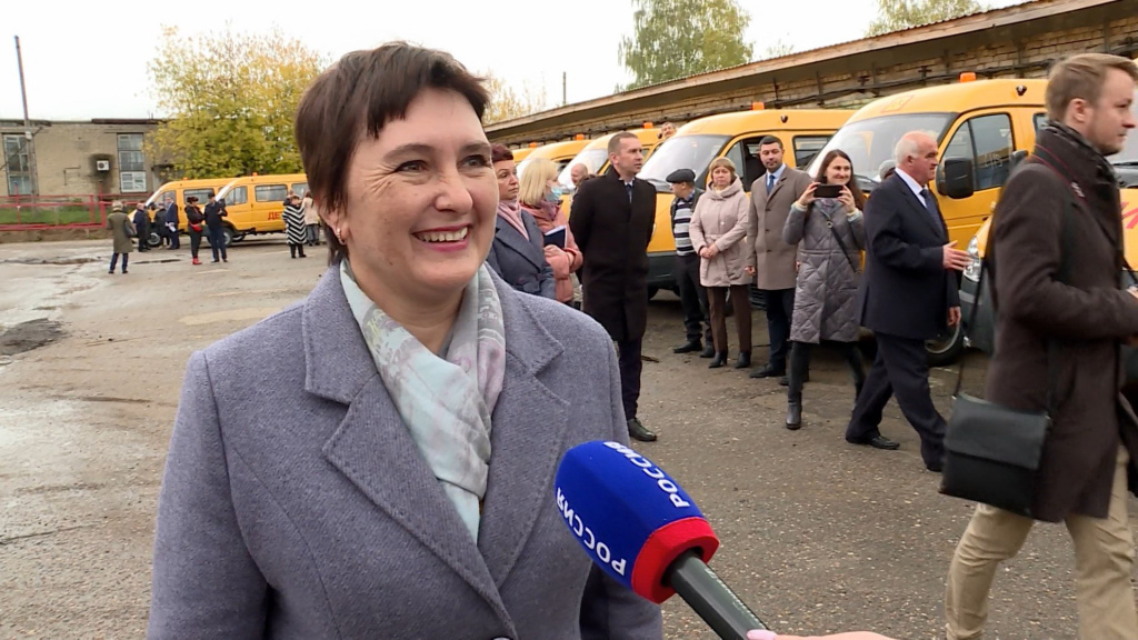 В сельские школы Костромской области отправились 18 новых школьных микроавтобусов