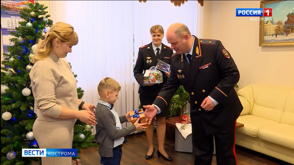 Костромские полицейские исполнили новогоднее желание сына погибшего в СВО бойца