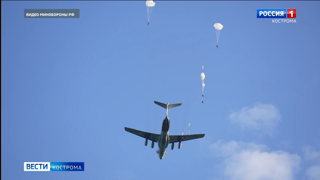 Десантники-новобранцы отработали первые прыжки с парашютом на полигоне под Костромой
