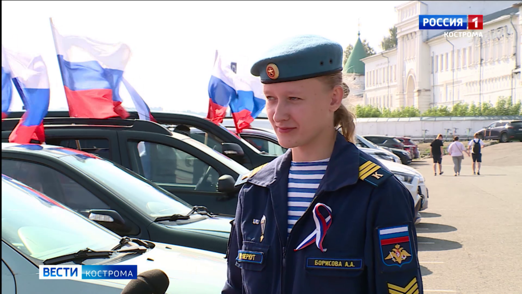 В День Российского флага костромичам раздали более 5 тысяч лент с триколором