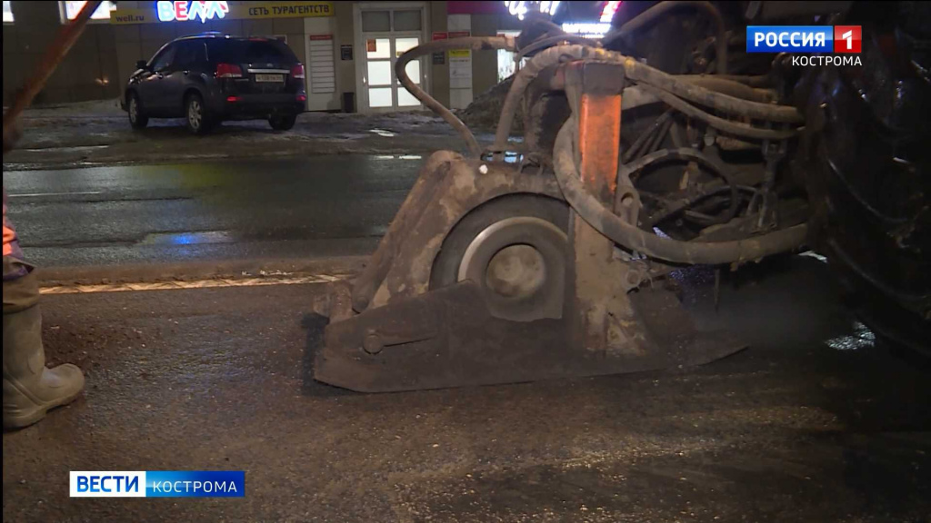 Дорожники по ночам латают улицы Костромы кипящим асфальтом