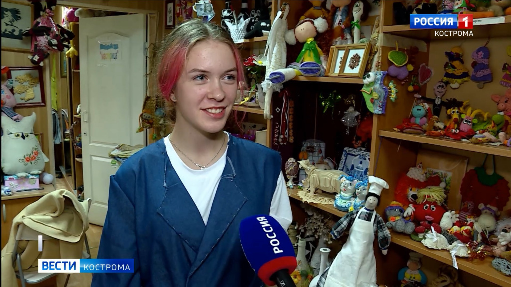 Воспитанница костромского детдома придумала платье для Валентина Юдашкина