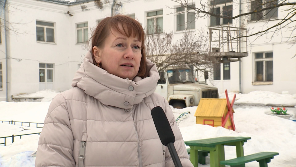 Очистка крыш от снега и наледи в Костроме ведется практически круглосуточно