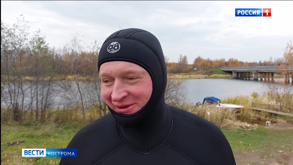 Мужчины в облегающих костюмах устроили стрельбу по рыбе в реке под Костромой