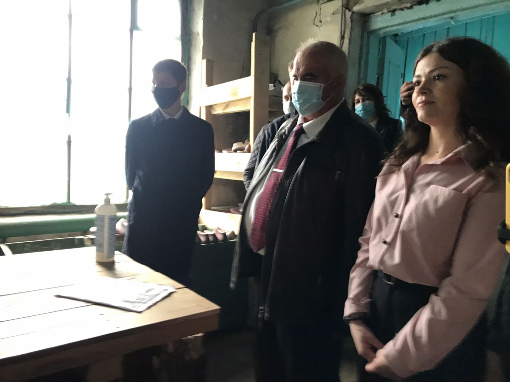 Губернатор Костромской области посетил производство валенок