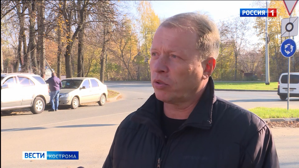 Водители в Костроме повадились парковаться на круговых перекрёстках