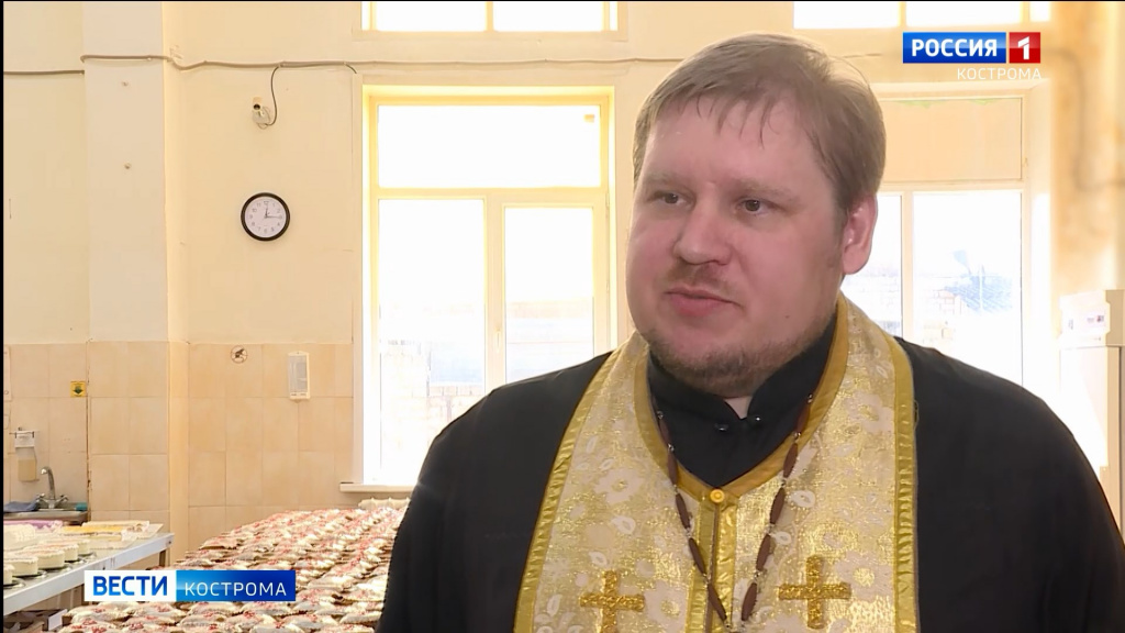 Священник на костромском предприятии освятил пасхальные куличи