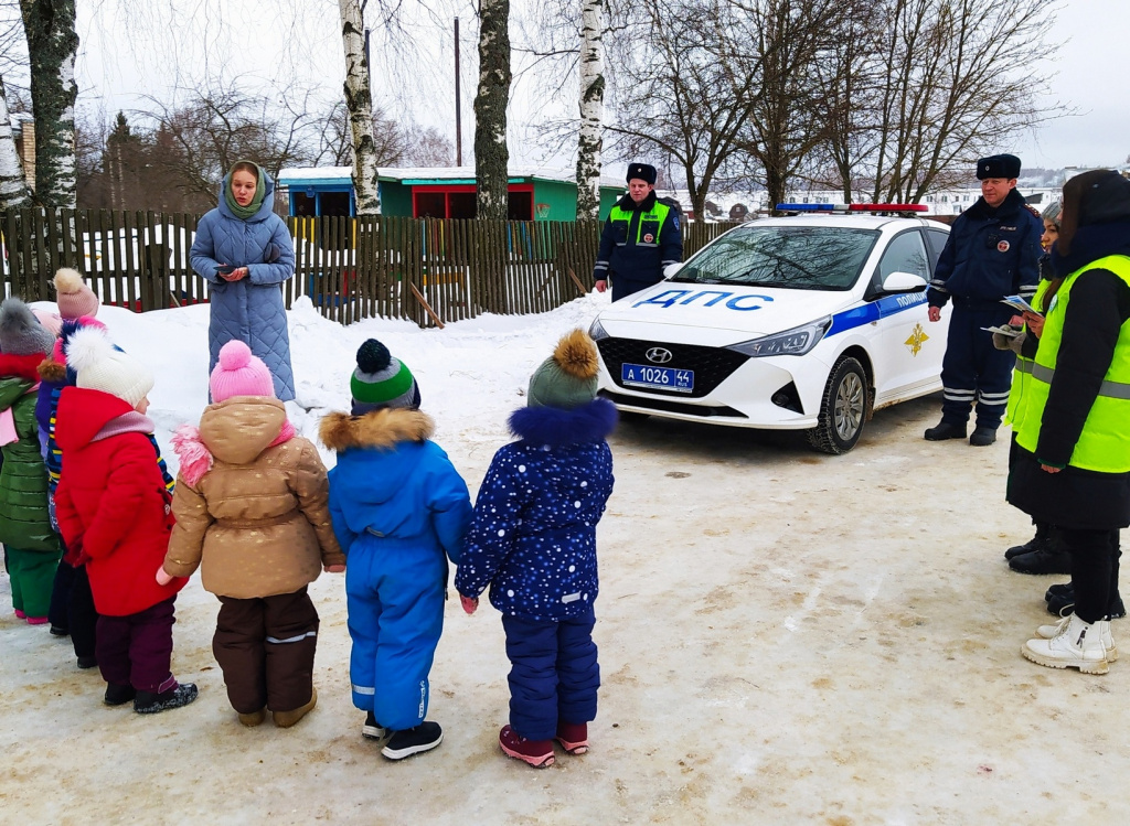 Костромские дошколята азартно осваивают профессию автоинспектора