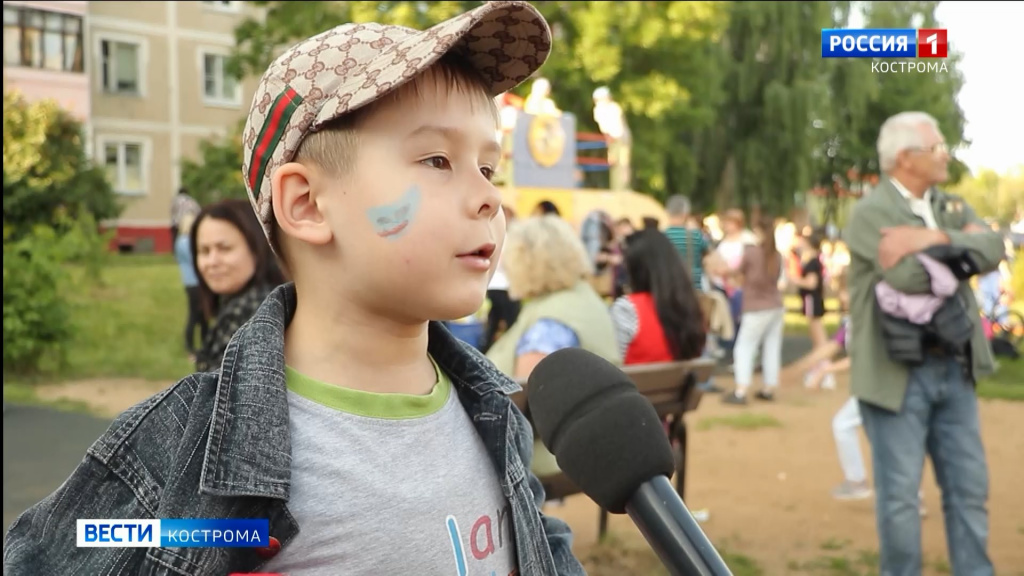 Для жителей Давыдовского микрорайона в Костроме прошел семейный праздник с пирогами и конфетами