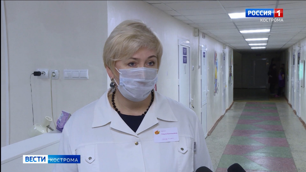 Детям в больницу Костромы волонтёры привезли коробку добра: вкусного и сладкого