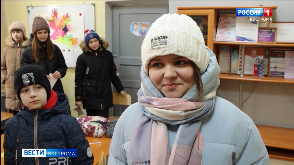Волонтёры под Костромой поздравили с 8 марта женщин на трудовом посту