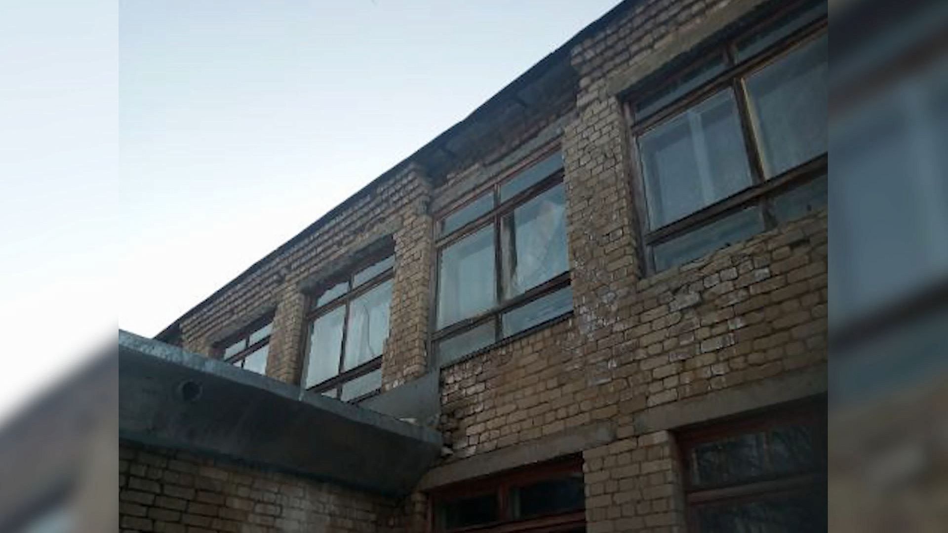 МОБИЛЬНЫЙ РЕПОРТЁР. С фасада школы в Кадыйском районе выпадают кирпичи