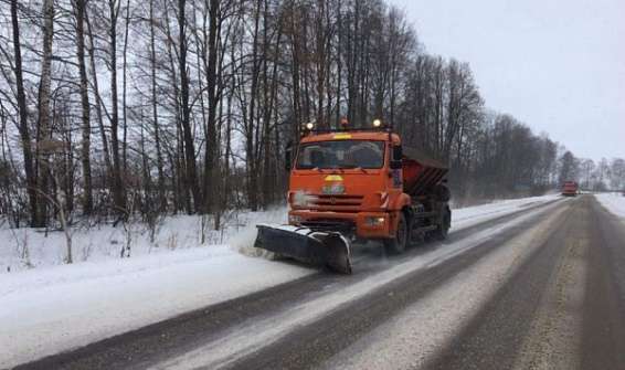 Дорожники в Костромской области устраняют последствия снегопада