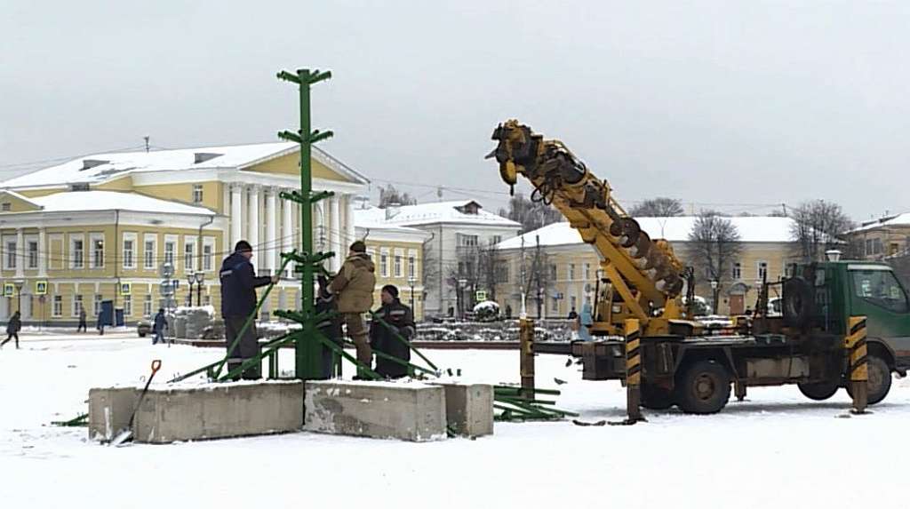 Ели в костроме. Елка в Костроме. Елка в центре города. Губернатор каяк ёлка в Костроме. Кострома новый год.