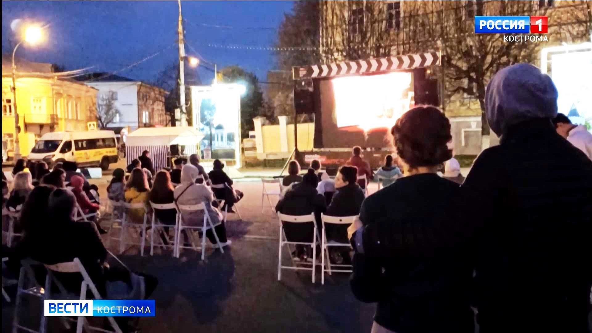 Вечер уличного кино в Костроме посетили более 500 человек