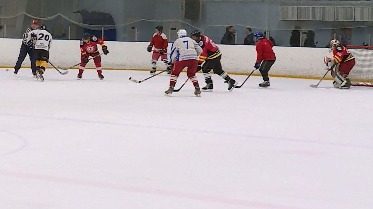 Им шестой десяток, но они молоды: в Костроме набирает популярность ветеранский хоккей