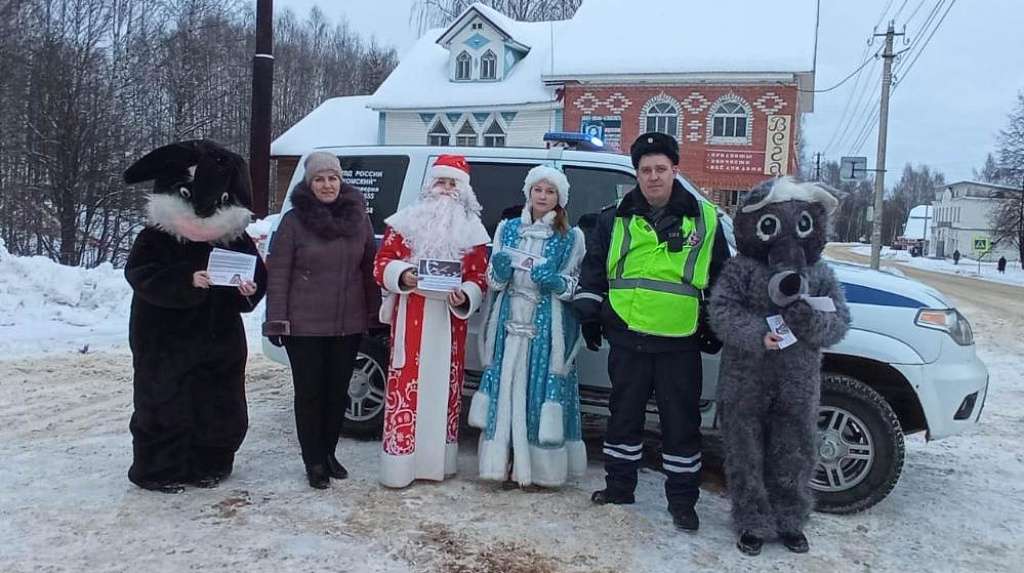 Полицейский Дед Мороз проверил безопасность на костромских дорогах