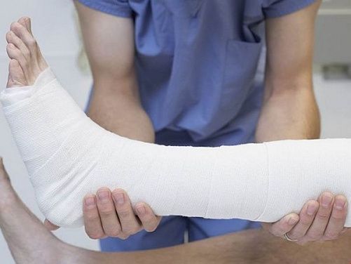 Сломавшая ногу костромичка засудила сразу три организации