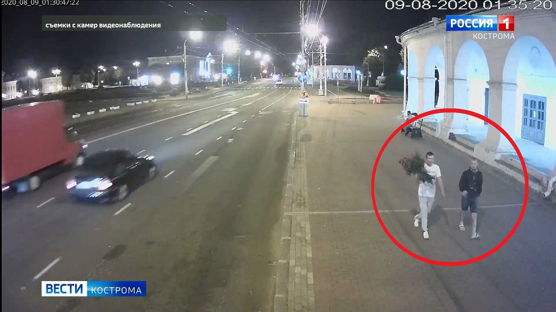 Пара парней украла розы с клумбы в центре Костромы