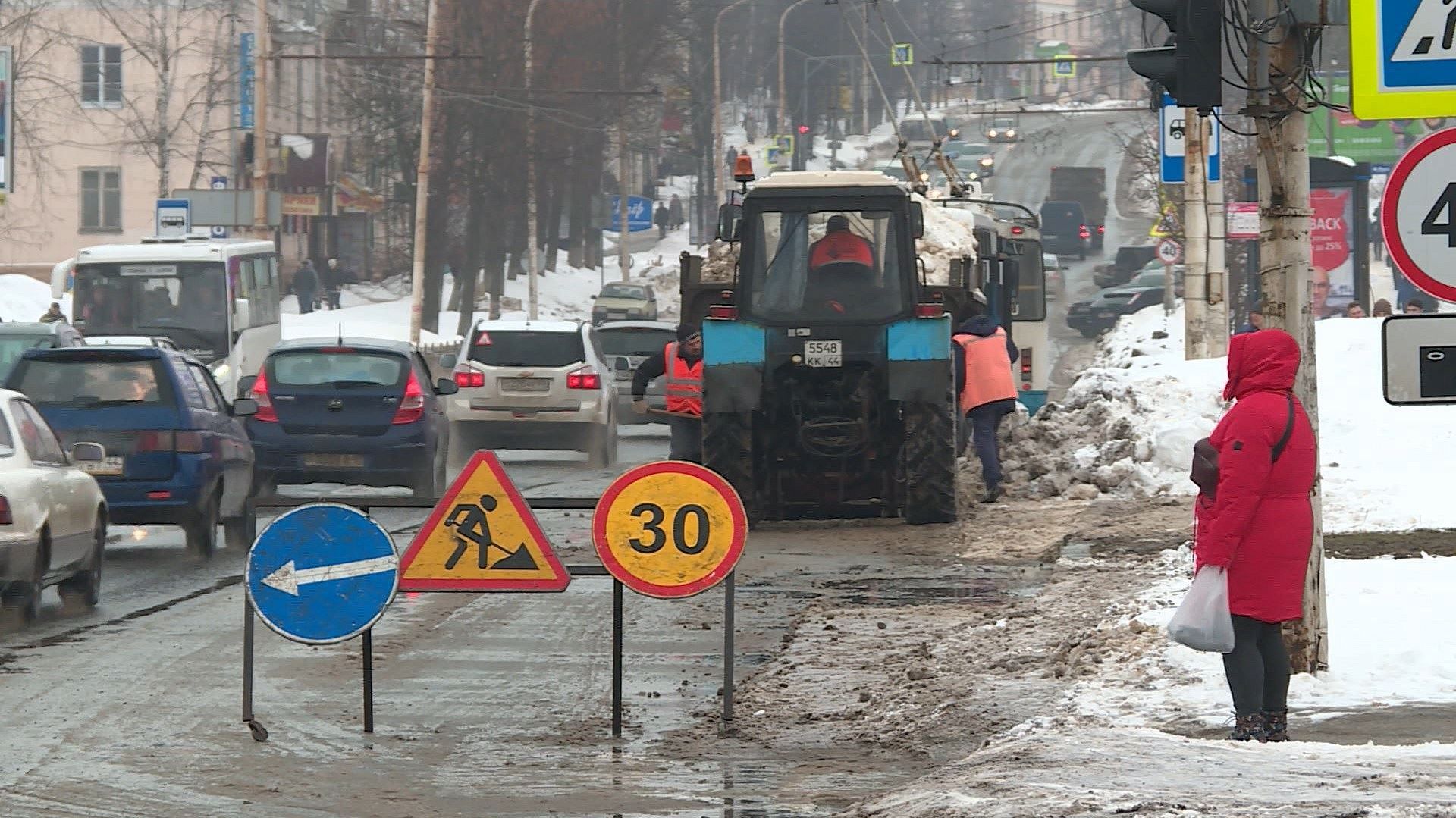 На костромских улицах начали убирать горы подтаявшего снега и промывать ливневки