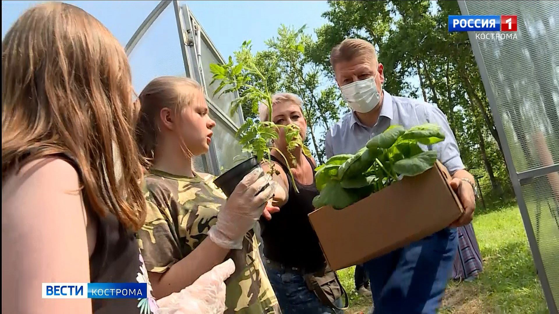 Депутат Госдумы помог костромским детям посадить их первые овощи