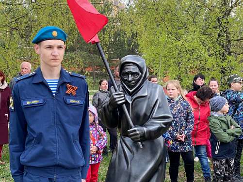 В Костроме открыли памятник бабушке Ане со Знаменем Победы в руках