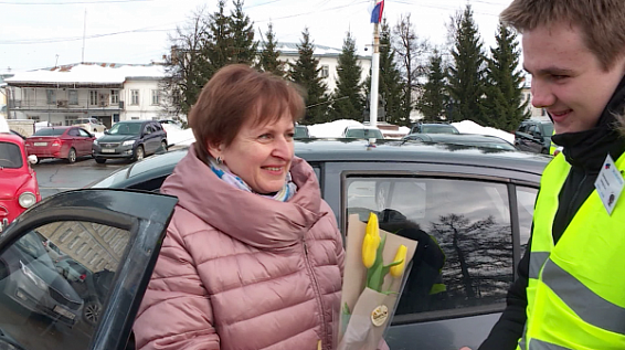 Костромские автоледи получили цветы от инспекторов ГИБДД и студентов