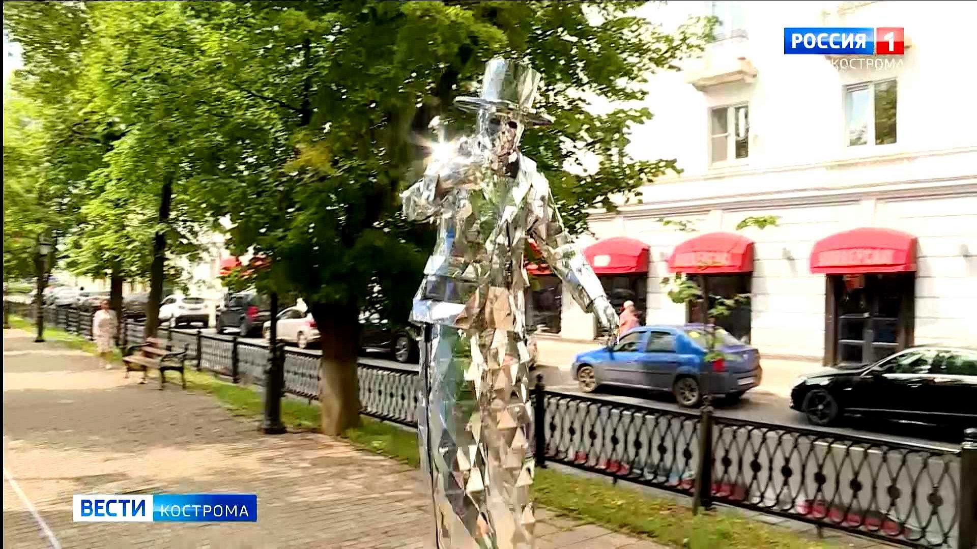 Потенциальные рекордсмены Гиннесса прошлись по Костроме на ходулях