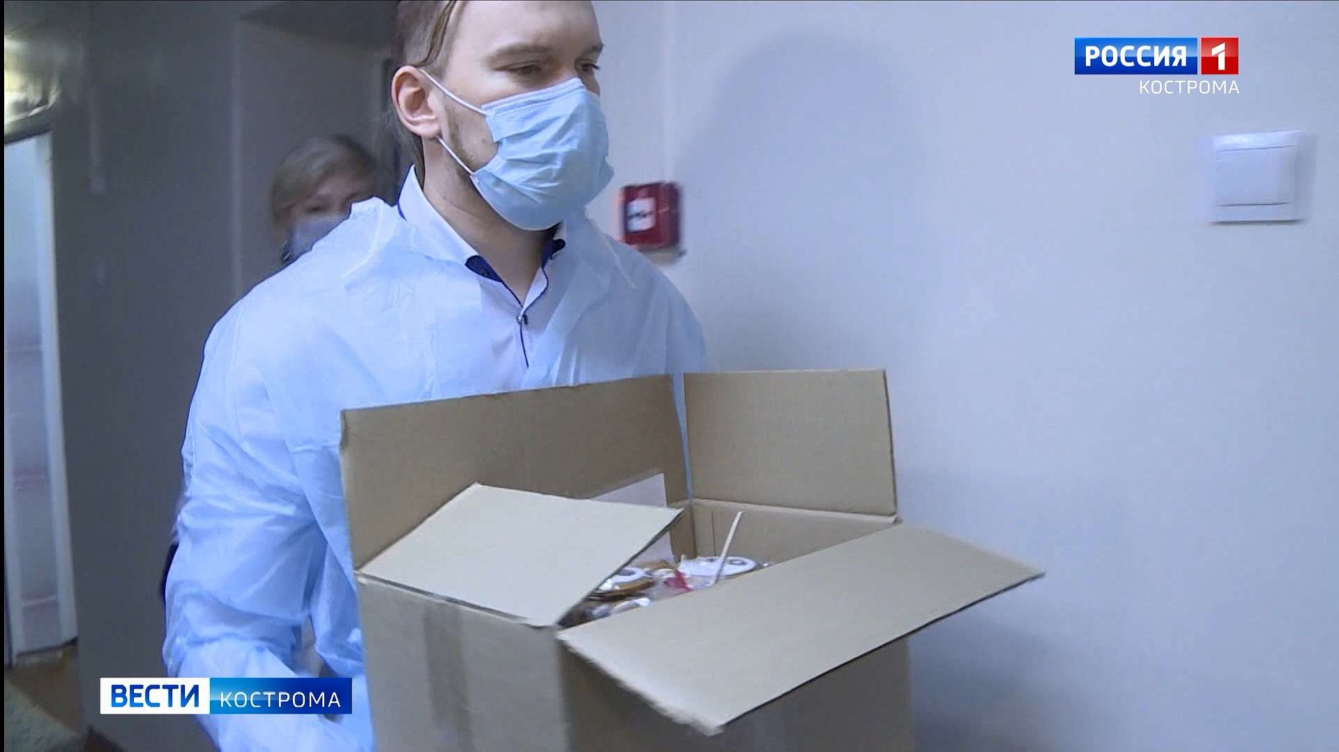 Детям в больницу Костромы волонтёры привезли коробку добра: вкусного и сладкого