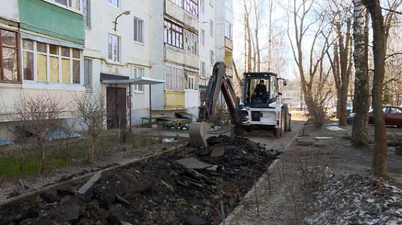 Рабочие в Костроме запаслись материалами для ремонта дворов