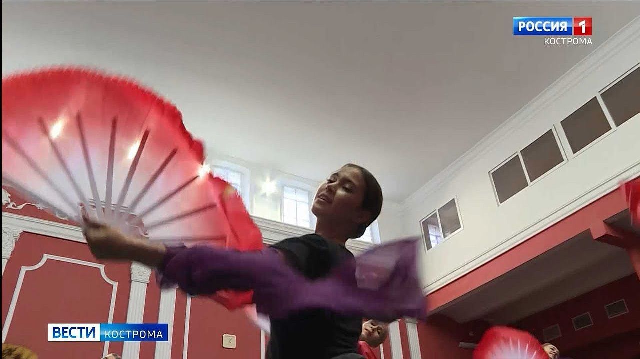Артистки балета «Кострома» научились кокетливому китайскому взгляду