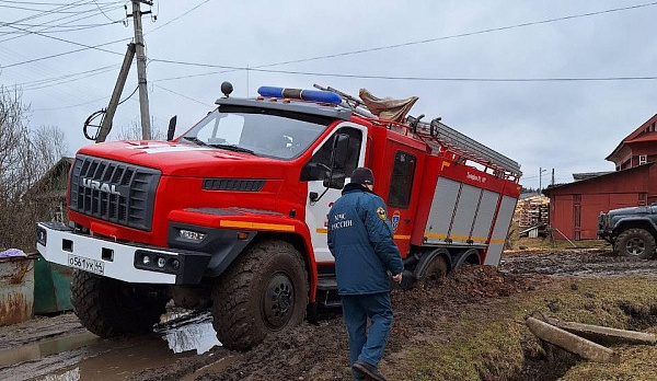 История об утопающих в грязи пожарных машинах в Шарье заинтересовала главу Следственного комитета