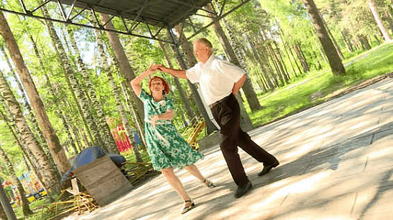 Назад в ретро: в Костроме возродили уличные танцы