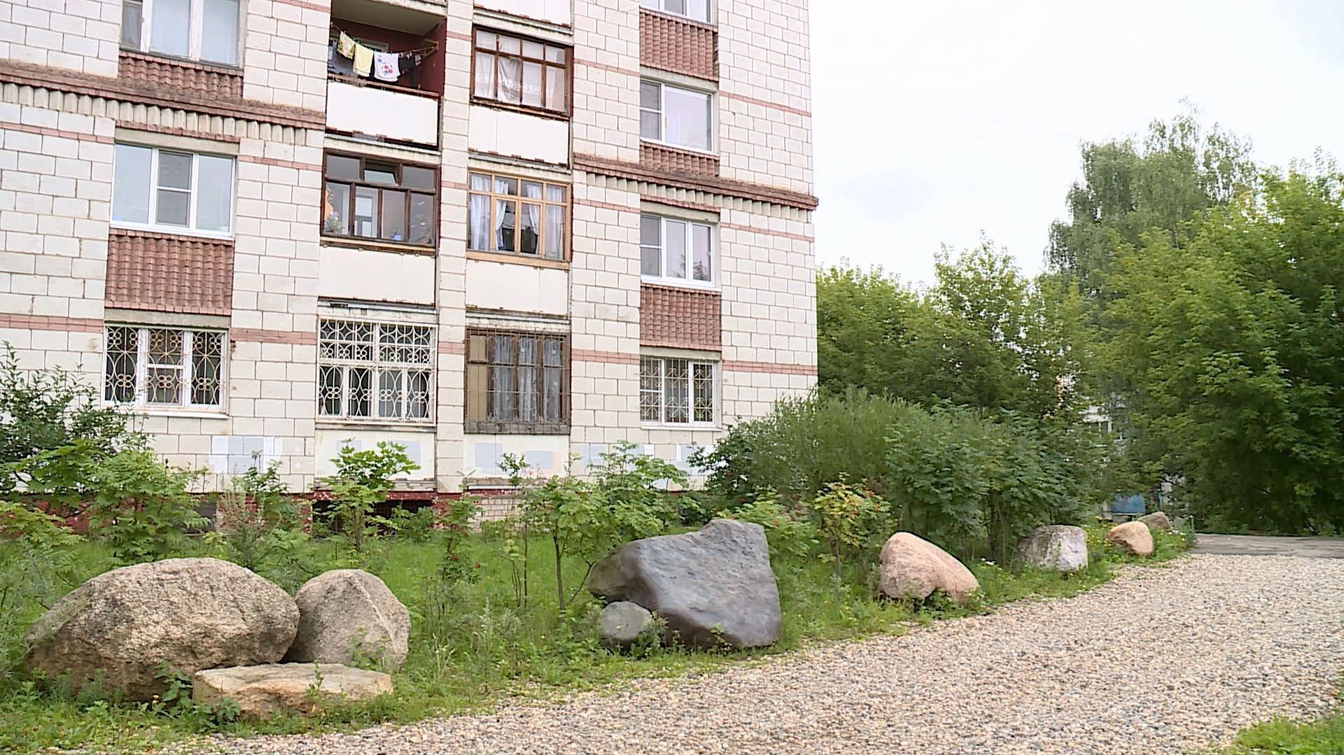 Жители одной из костромских многоэтажек превратили свой двор в… «сад камней»