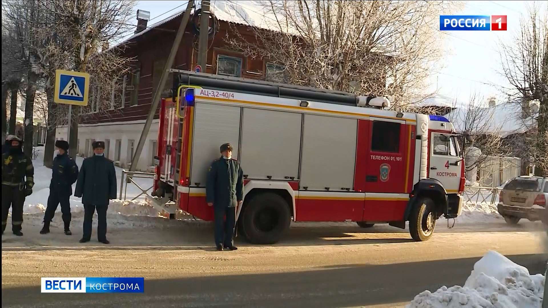 Третьеклассника в Костроме у входа в школу встретила пожарная машина