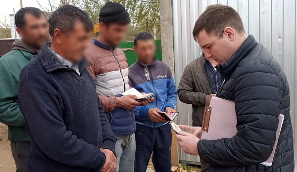 Ещё паре натурализовавшихся в Костроме мигрантов вручили повестки в военкомат