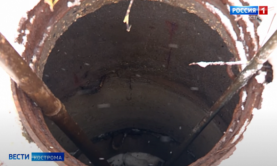 Рабочие водоканала вынуждены освобождать канализацию в Костроме от тряпок и мусора
