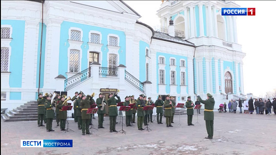 Неслыханно: военный оркестр сыграл в унисон с колоколами Костромского кремля