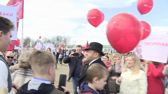 Театрализованным шествием с красными шарами костромичи отметили юбилей Александра Островского