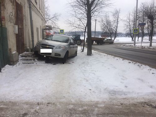 В Костроме трактор загнал иномарку на крыльцо жилого дома