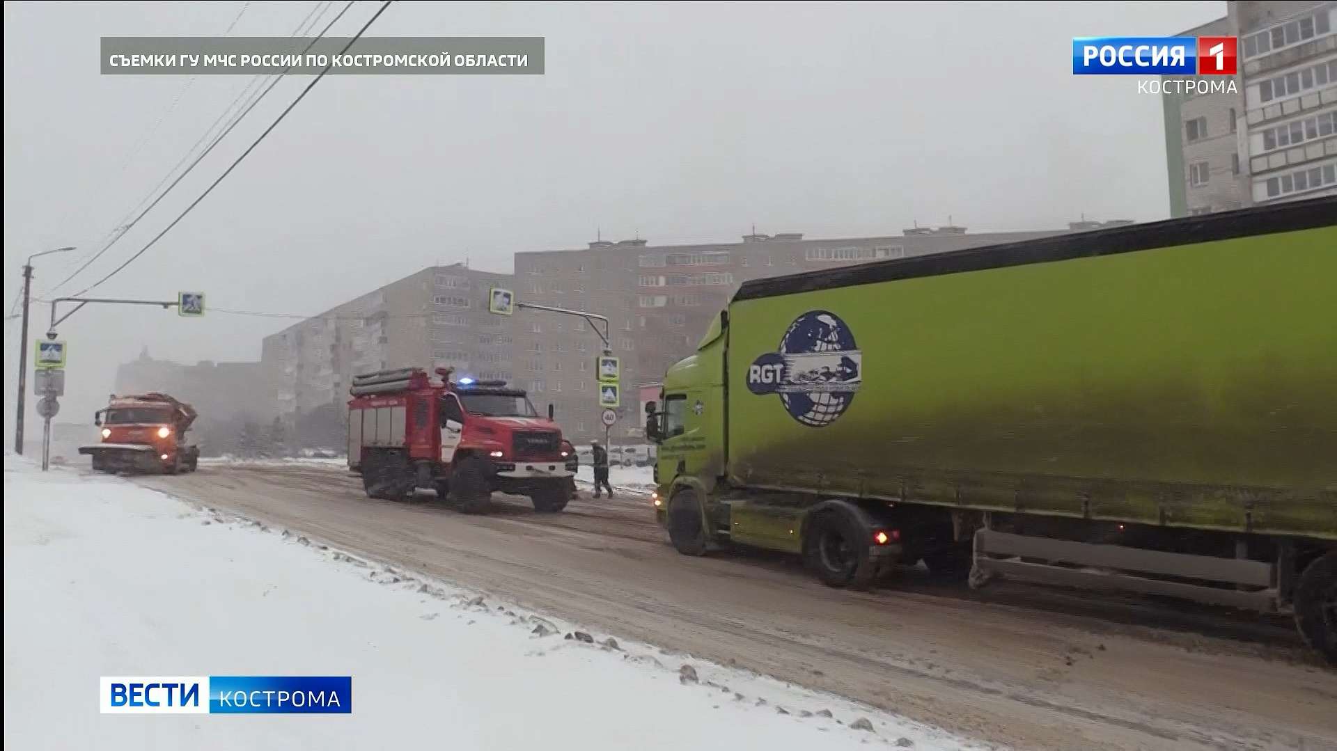 Буксующие фуры в Костроме пришлось вытаскивать пожарными машинами |  07.12.2021 | Кострома - БезФормата