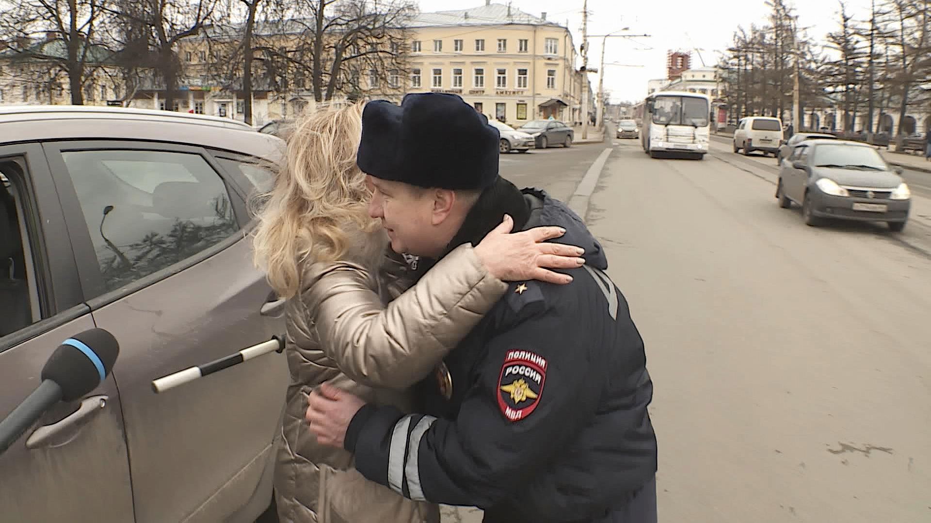 Костромские полицейские целуются на дорогах с автомобилистками