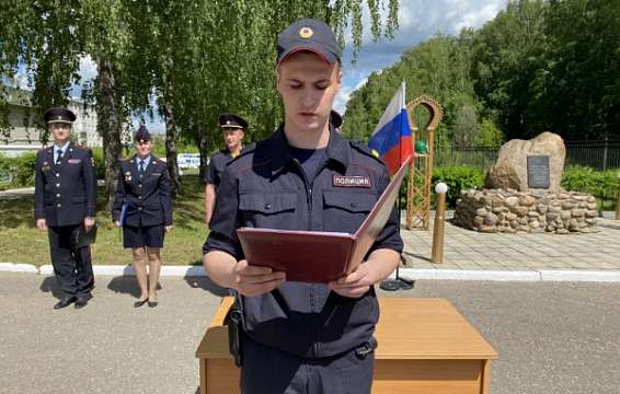 Молодые полицейские приняли присягу в Костроме