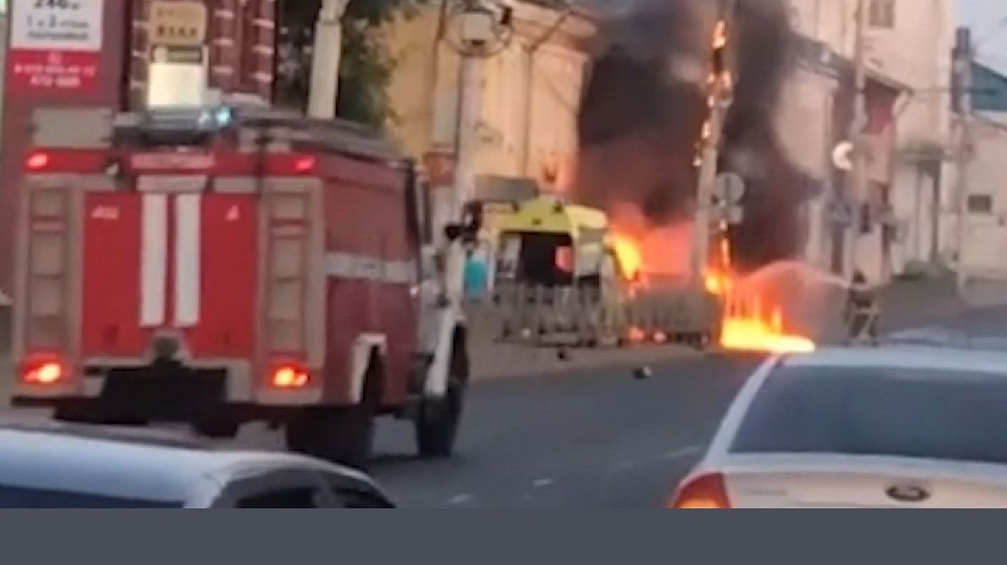 ВИДЕО. Страшное ДТП на улице Советской в Костроме: «Рено» сгорел, водитель погиб