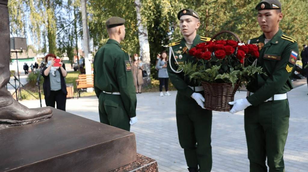 В Костромской области открыли памятник маршалу авиации Новикову