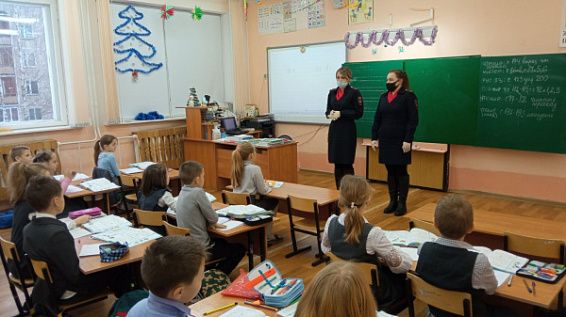 Школьникам перед каникулами в Костроме преподали урок автоинспекторы