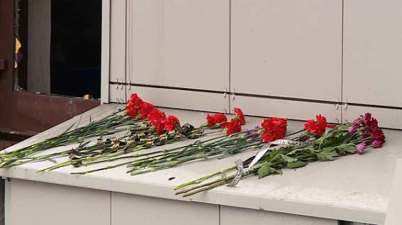 Костромичи несут цветы к сгоревшему зданию «Полигона»
